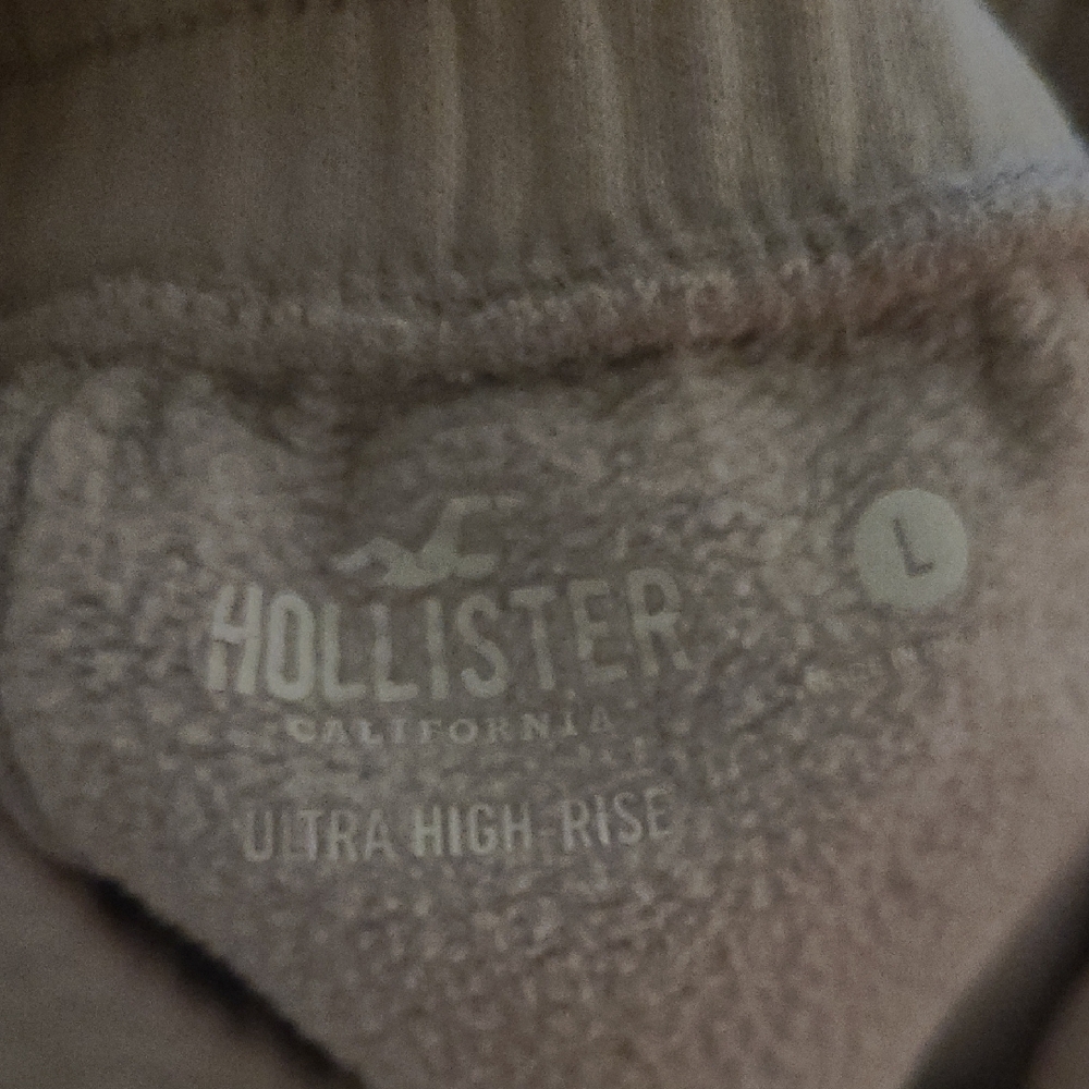 Hollister Ultra High-Rise Fleece Dad Shorts - Picture 4 of 5